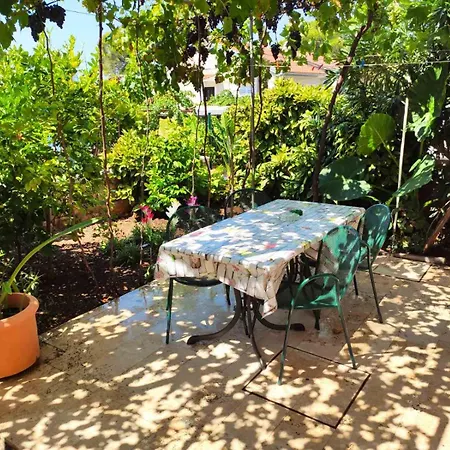 Apartments Milena - Beachside Stay In Poljana With Parking Mali Lošinj