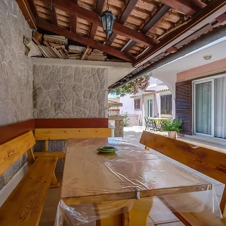 Milena - Beachside In Poljana With Parking דירה