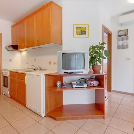 Milena - Beachside In Poljana With Parking דירה